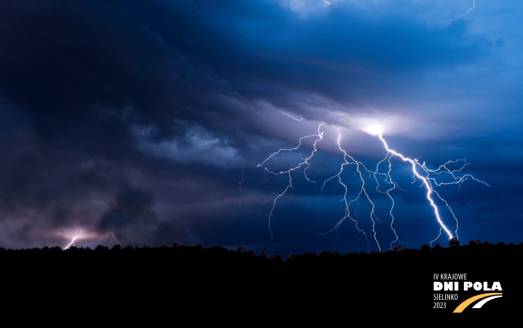 Na zdjęciu zachmurzone niebo z wyładowaniami atmosferycznymi