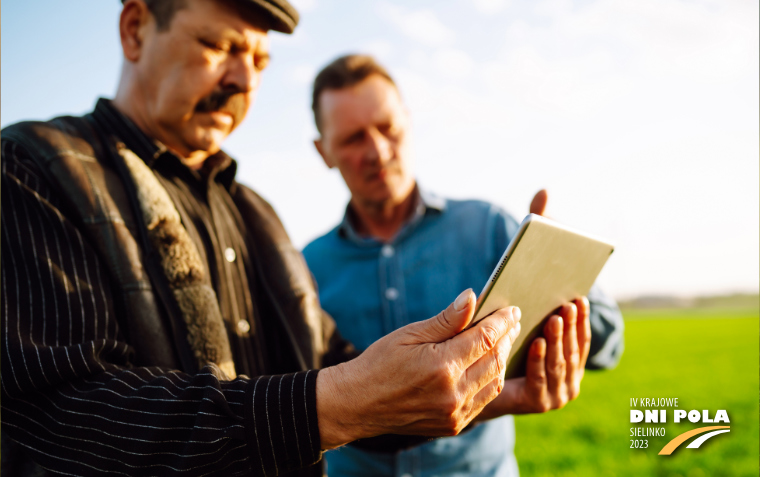 Na zdjęciu rolnik i doradca zbierający dane dotyczące gospodarstwa